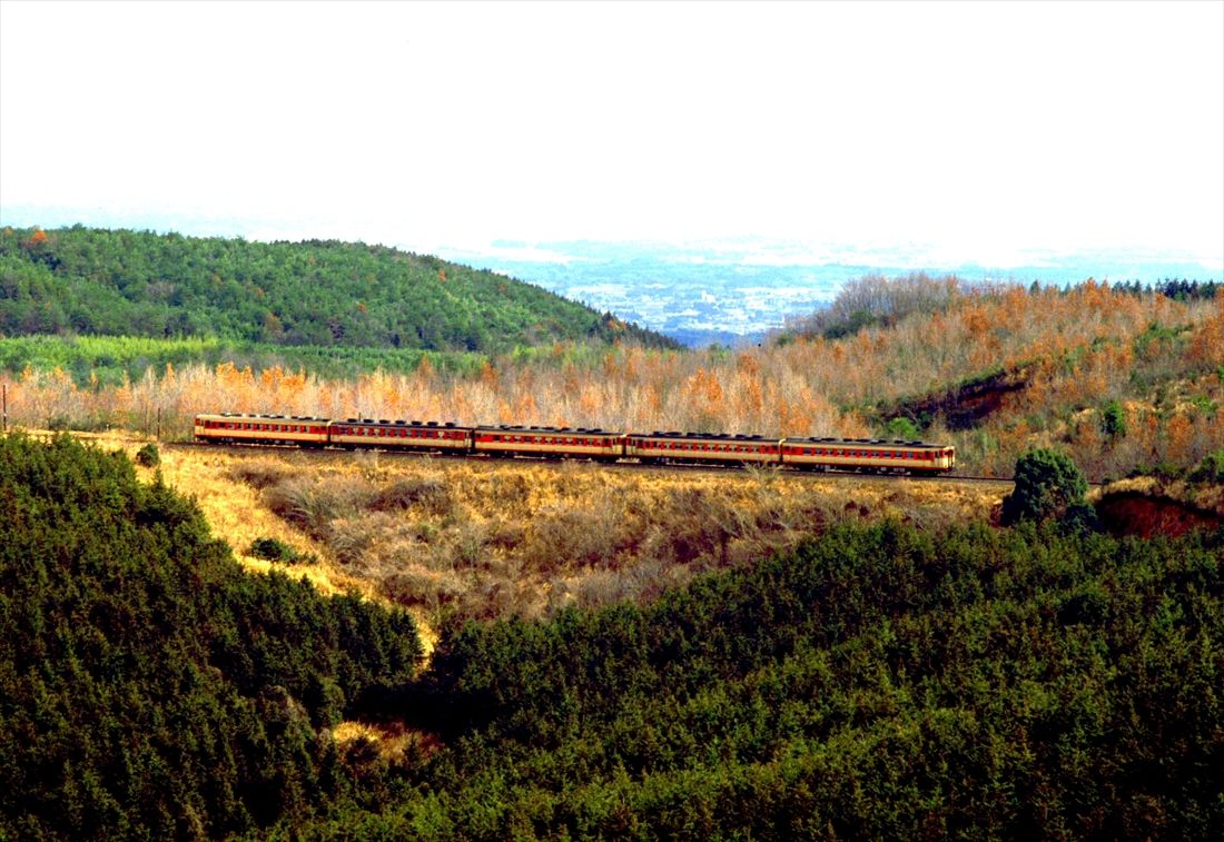 肥薩線の大畑ループを走るキハ58系の急行列車（撮影：南正時）