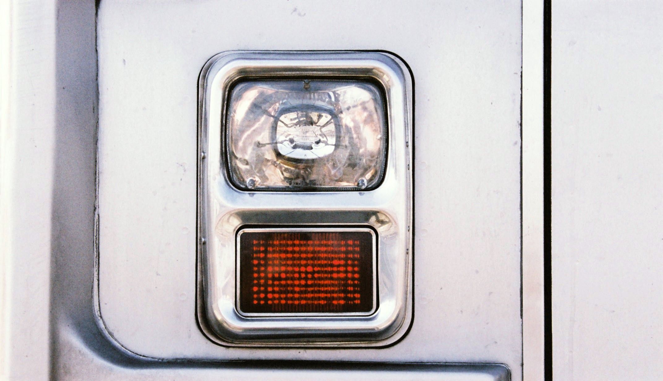 リニューアル前のライト。四角い前照灯と尾灯が縦に並ぶ（写真：東武鉄道）