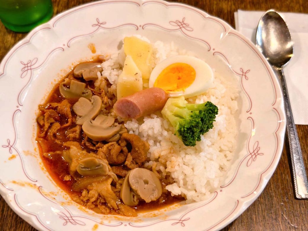 この日の日替わりランチはポークハヤシ（800円）。にぎやかな具と優しい味わいに、思わずほっとする（筆者撮影）