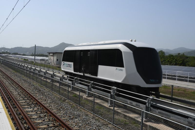 試験走行する三菱重工の新型AGT「Prismo（プリズモ）」の車両（記者撮影）