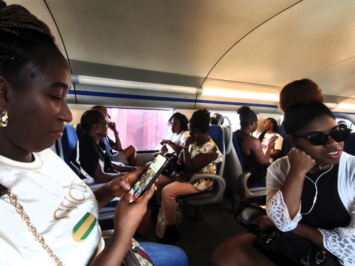 2階建て通勤電車の通勤風景。移民の姿が目立つ（筆者撮影）