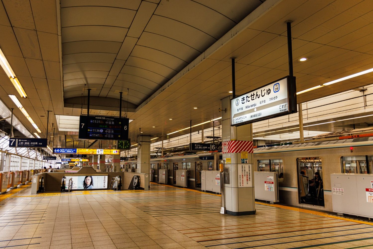 3階ホームは2面3線。奥に見える停車中の電車は北千住始発の日比谷線電車だ（撮影：鼠入昌史）