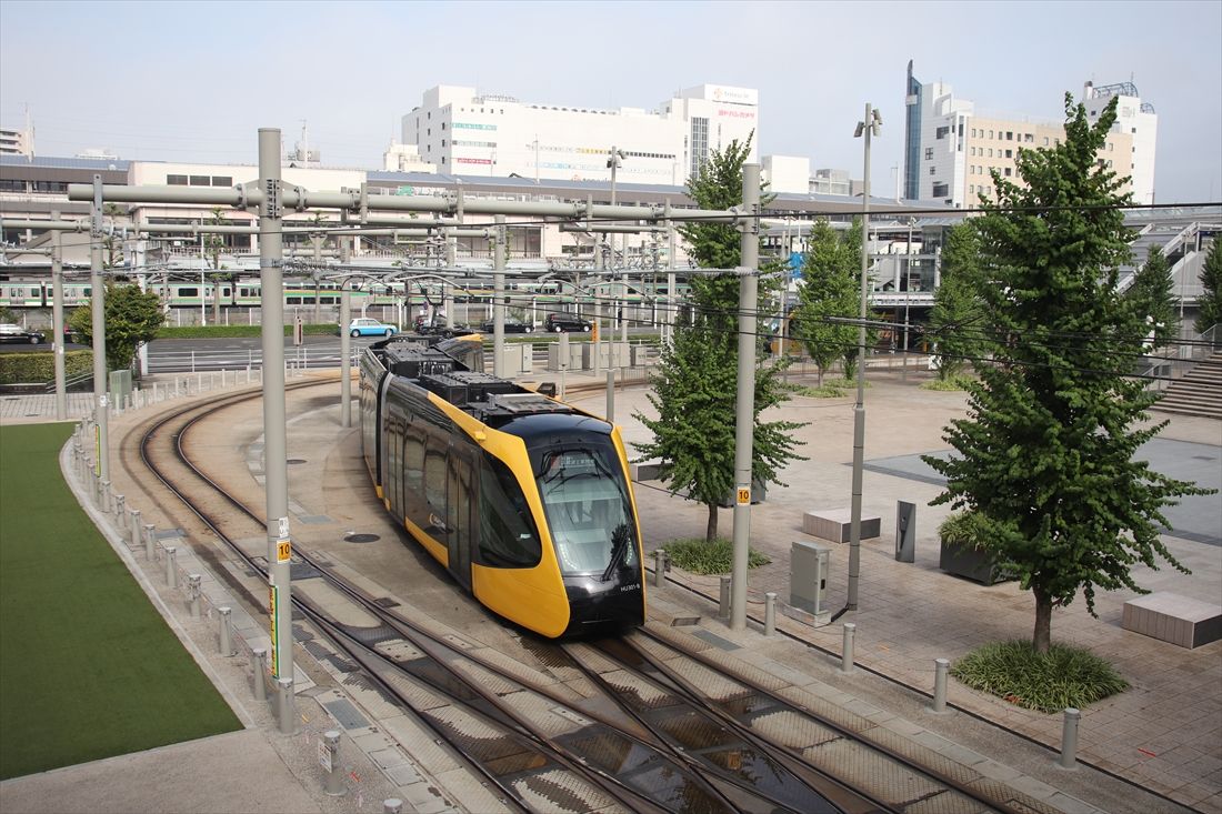 宇都宮東口停留場を発車すると急カーブを通って鬼怒通りに向かう（筆者撮影）