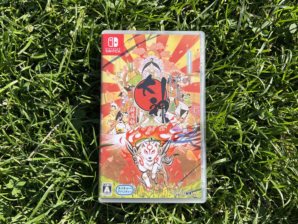 『大神』の浮世絵や日本画を思わせる水墨画風のグラフィックは、西洋のゲームには見られない表現で、エキゾチックに映るのだろうと思った。日の丸をモチーフにしたパッケージはまるでアート作品のようで、日本が好きな人にとっては持っているだけで気持ちが上がりそうだ（筆者撮影）