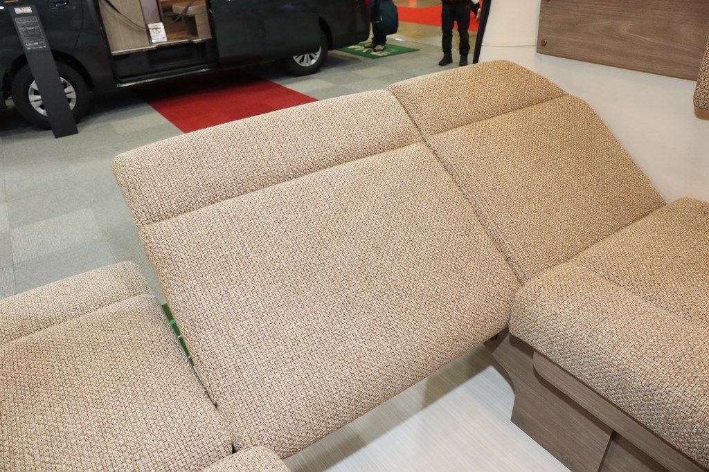 新型キャンピングカー「レクビィ プラスリビン」のオールシーズンタイプ（写真：筆者撮影）