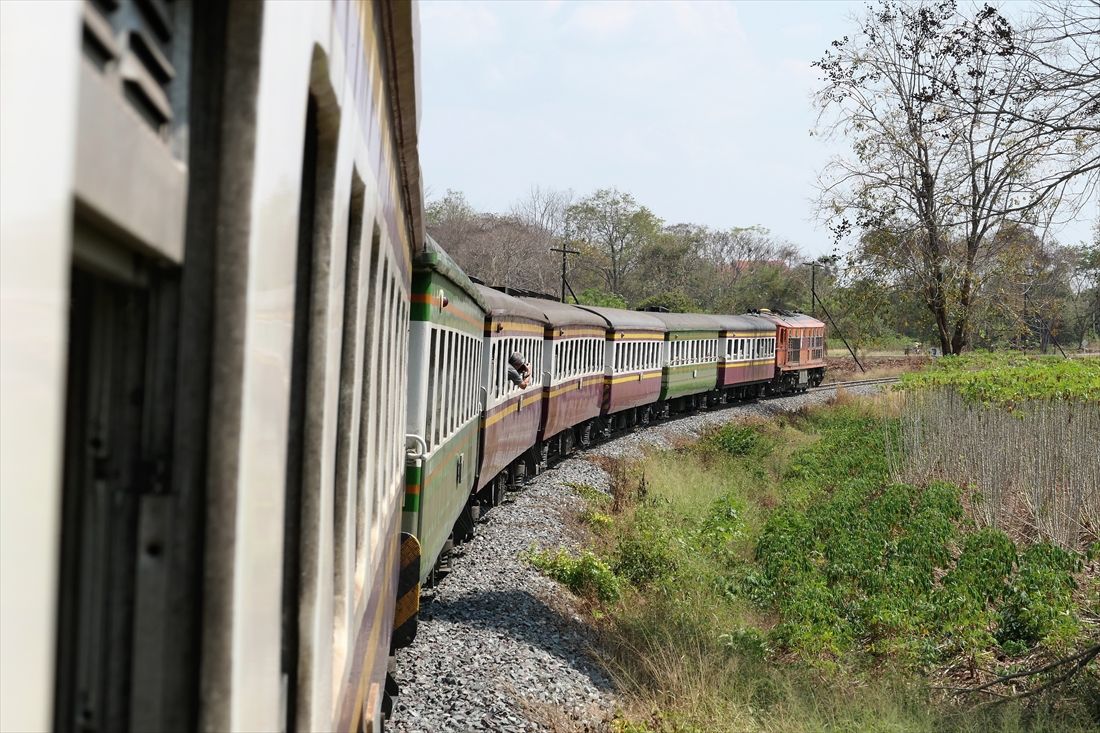 平坦でカーブの少ないタイ国鉄だが、泰麺鉄道は右へ左へとカーブする（筆者撮影）