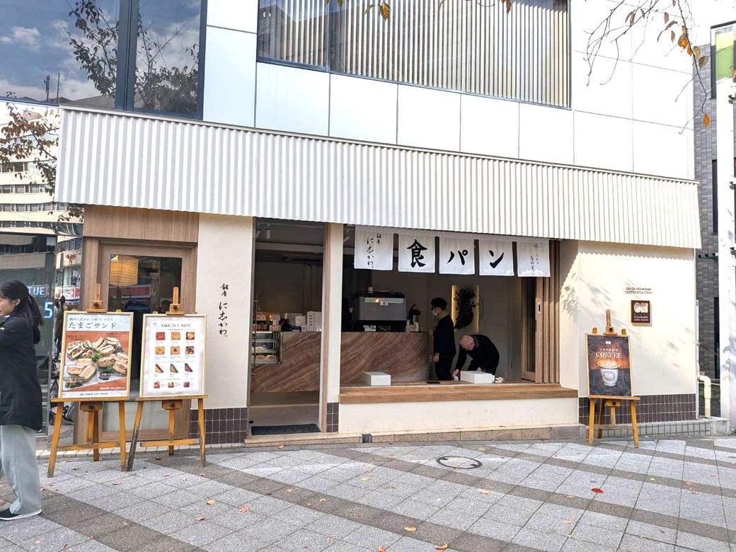 駅近なうえに人通りの多い交差点の角地。視認性は抜群（写真：筆者撮影）