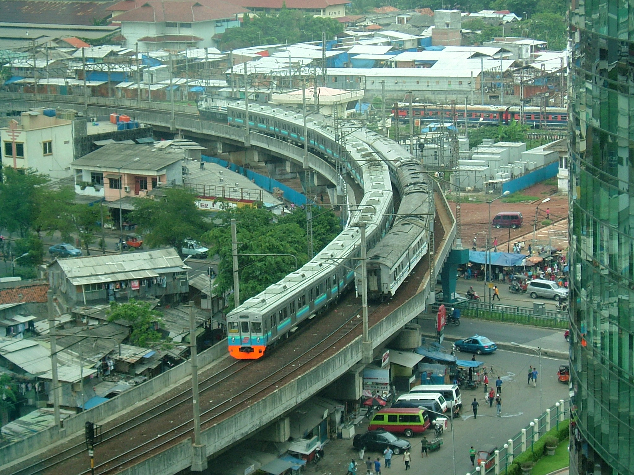 ジャカルタ市内の高架線を走る元東急8000系（写真：東急）