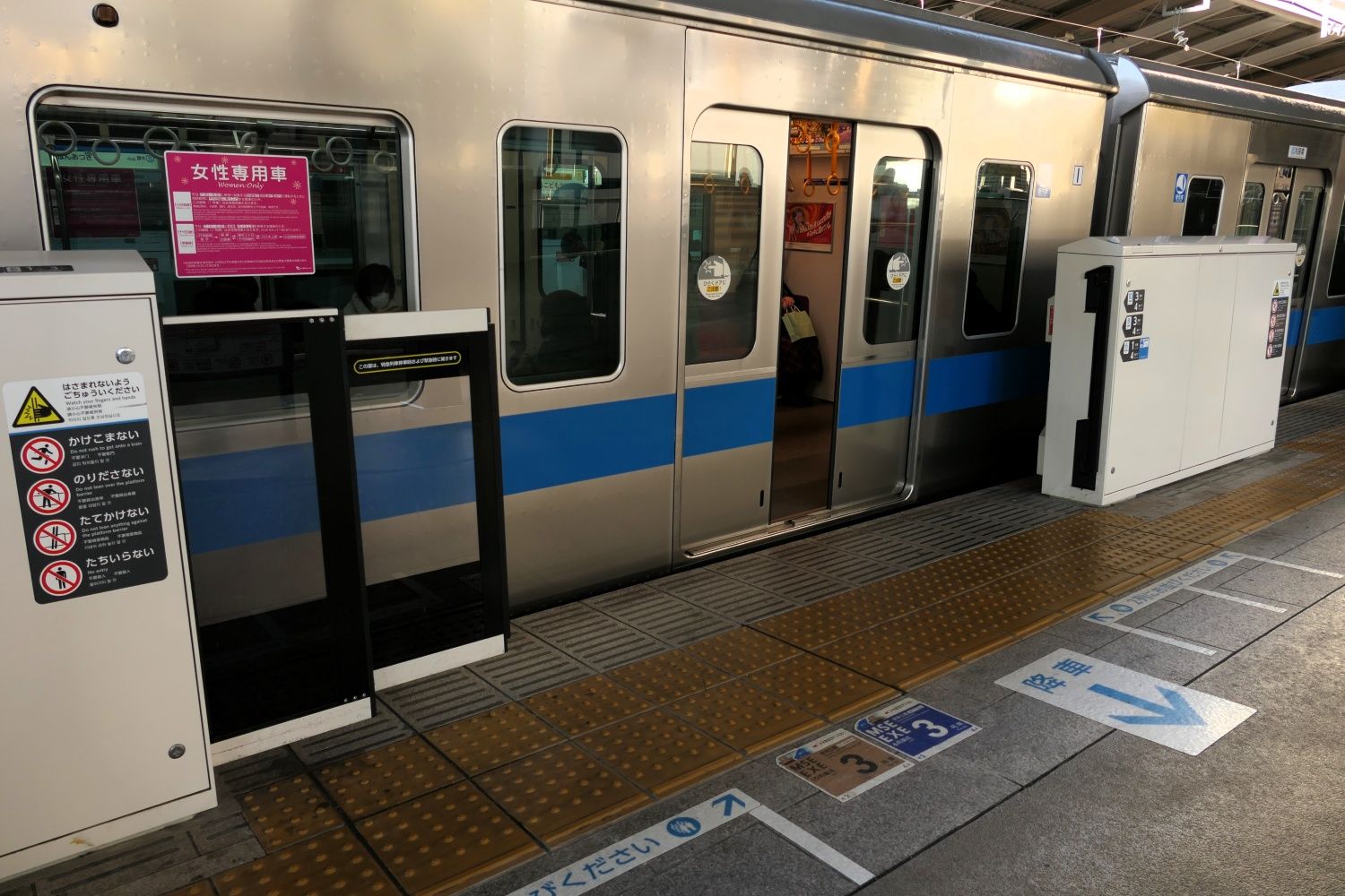 通勤車両の場合は部分的に開く（記者撮影）