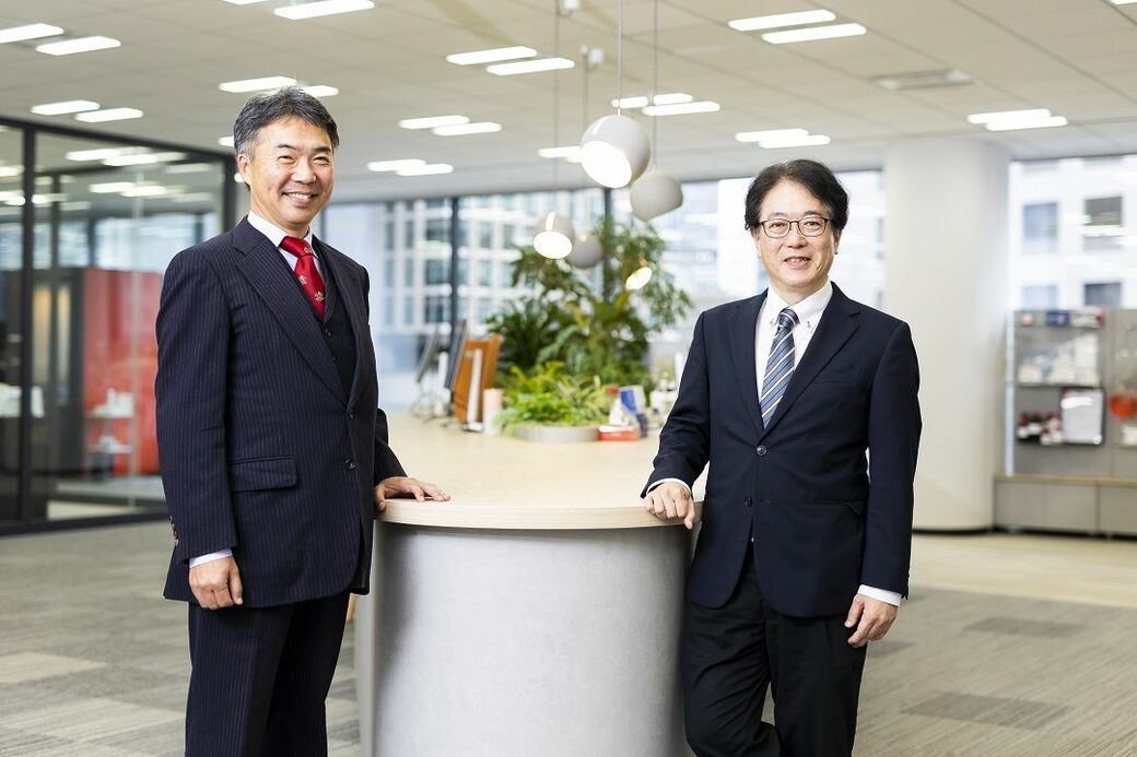 BCRETの内田氏（右）とサーモフィッシャー開田氏（左）