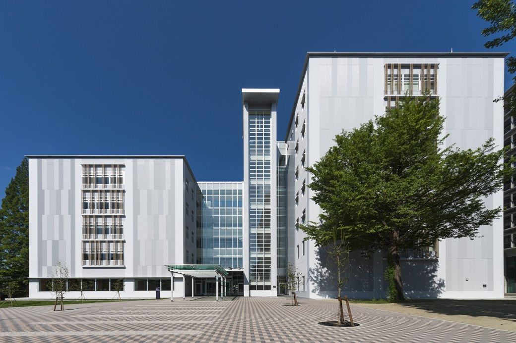 東北大学星陵キャンパス内にある東北メディカル・メガバンク棟