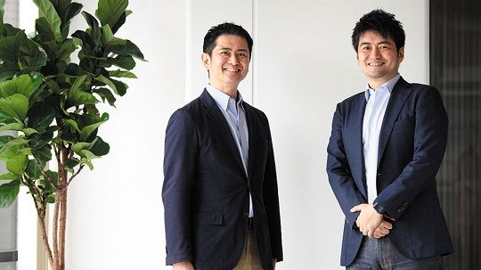 Magic Moment代表取締役CEOの村尾祐弥氏、HubSpot Japan共同事業責任者の伊佐裕也氏