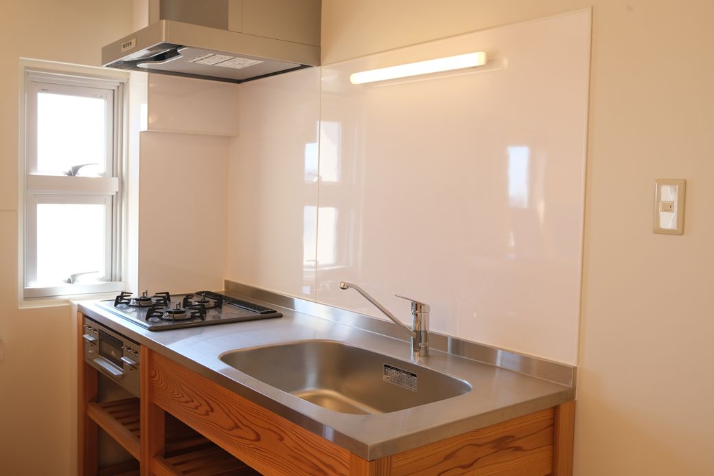 小田原杉を使ったリノベ住戸。流し台にも小田原杉が採用されている（写真：筆者撮影）