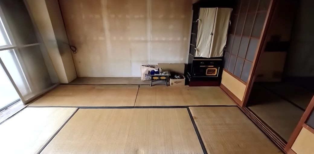 母が使っていた寝室も、何もなくなった（写真：「イーブイ片付けチャンネル」より）