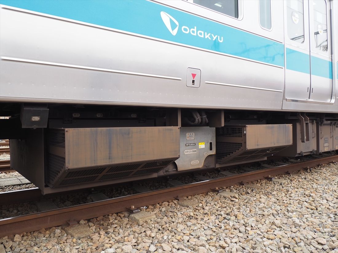 VVVFインバーター制御装置。先代の1000形より低騒音・軽量化を図った（記者撮影）