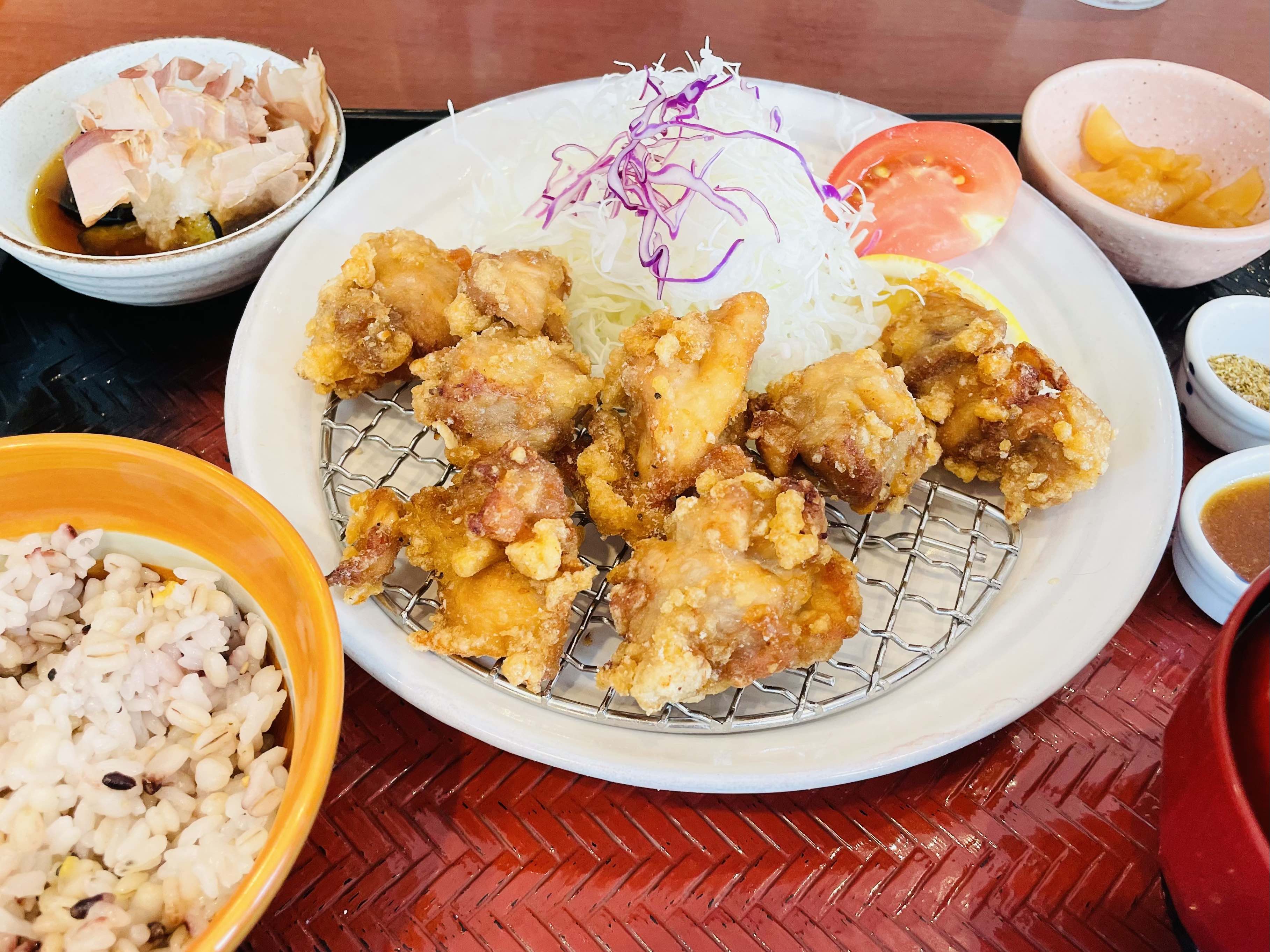 筆者の選んだ「香味唐揚げと揚げ茄子小鉢」セット（筆者撮影）