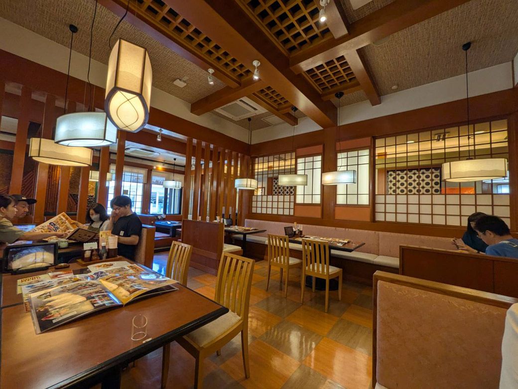 店内はテーブル席のほか、靴を脱ぐ掘りごたつの座敷席もあった（筆者撮影）