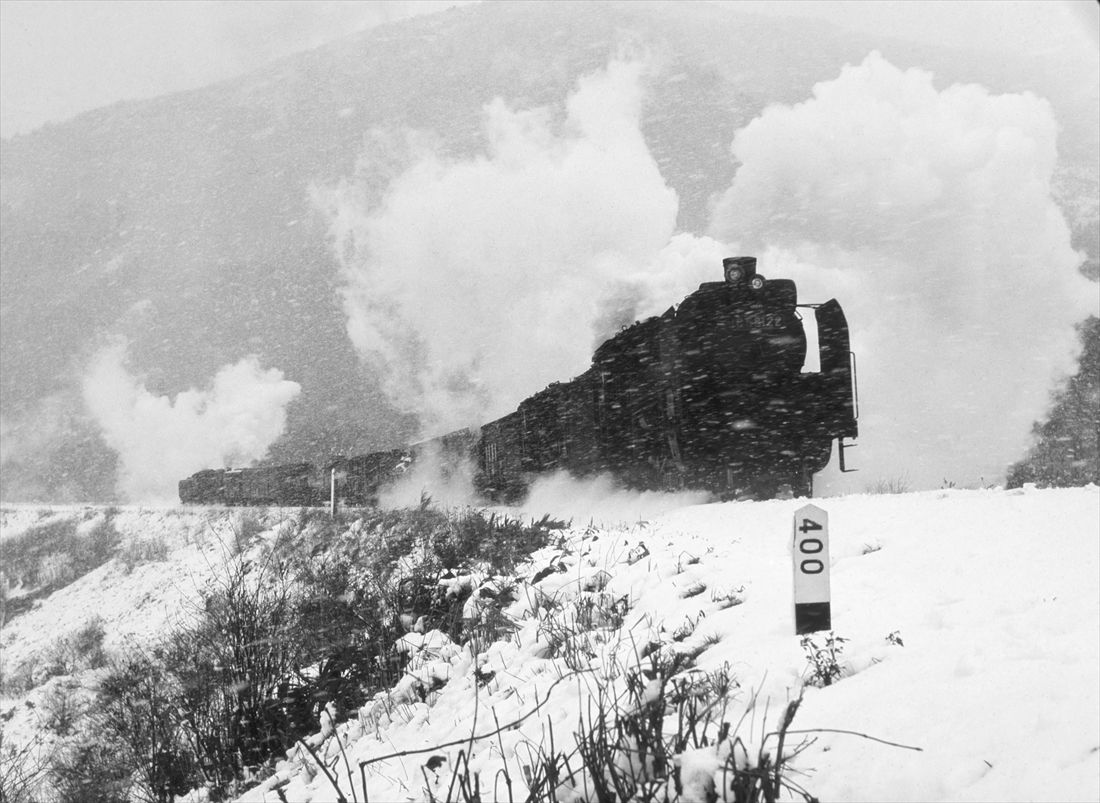 陸羽東線の分水嶺越え、雪の羽前赤倉―堺田間を走る列車（撮影：南正時）