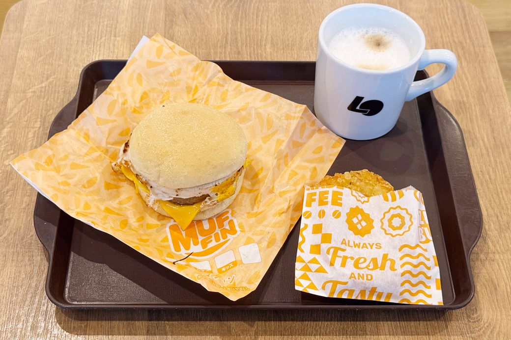 特別クーポンを使えば、このボリュームでまさかのワンコイン。ソーセージエッグマフィン ハッシュポテトセット490円（写真：筆者撮影）