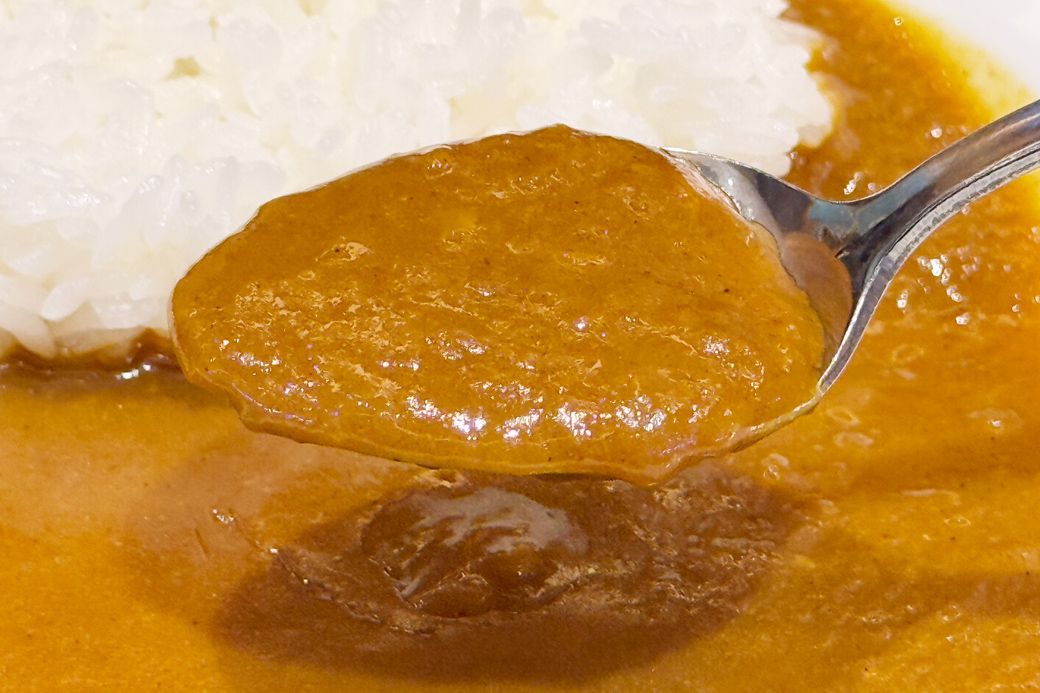 マイカリー食堂のオリジナルソース。具材が溶け込んだとろりとした食感のカレールウ（写真：筆者撮影）
