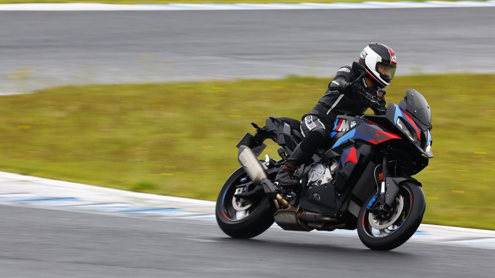 クロスオーバー・タイプながらサーキット走行に十分耐えるM 1000 XR（写真：BMWジャパン）