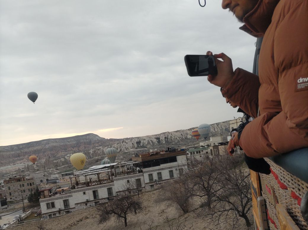 身長が高い人からすると、気球のカゴの高さはオヘソの上くらいだろうか（写真：筆者撮影）