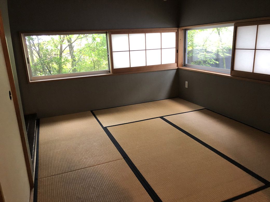 萌葱には和室もあった。外の緑がまぶしい（筆者撮影）