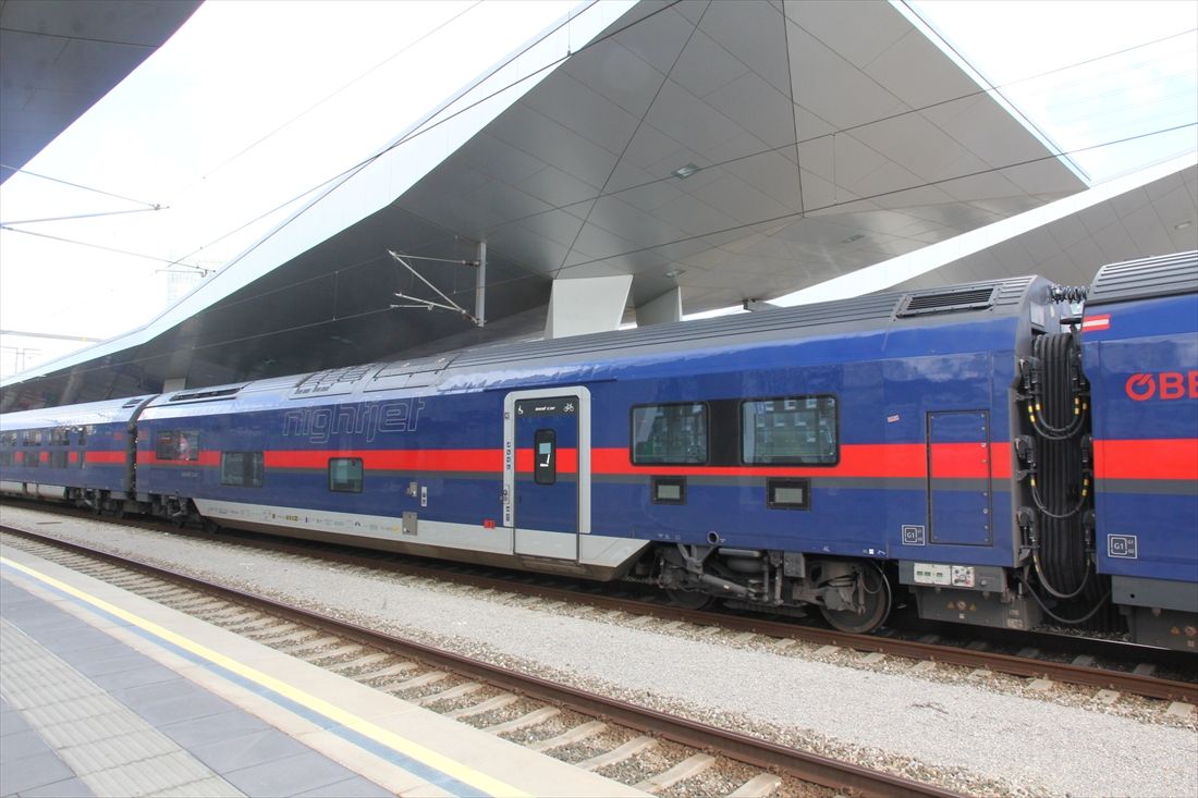 オーストリアの寝台列車「ナイトジェット」の新型客車。車いす対応車両は低床構造になっている（撮影：橋爪智之）