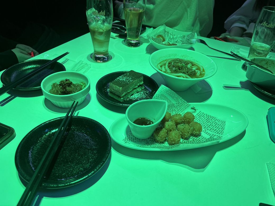 『相席屋』で提供されるフードメニュー。食べ放題ながらどれもクオリティは担保されているように感じた（筆者撮影）