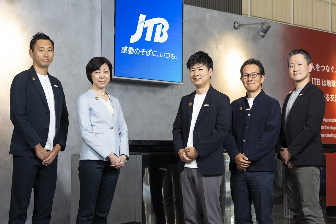 JTB ビジネスソリューション事業本部マーケティングチームの太田悠輝氏、前澤美保氏、事業推進チームの北島淳孝氏、斉藤友輔氏、塩谷貴行氏