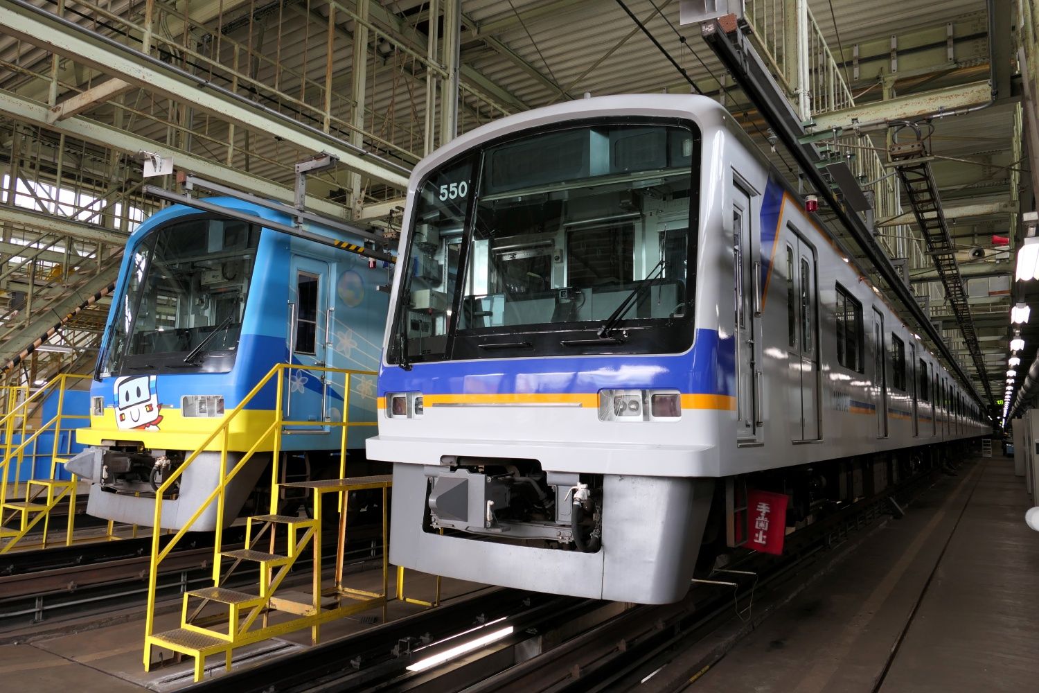 南海カラーは青とオレンジのライン（記者撮影）