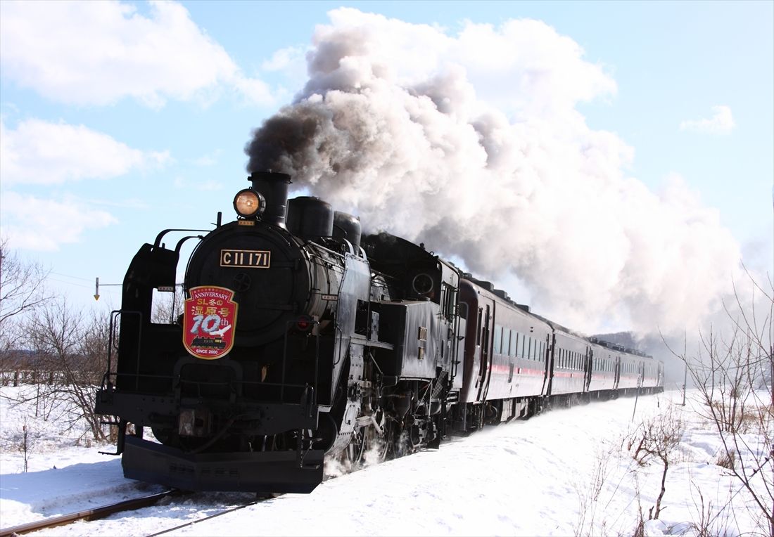 釧網本線を走る「SL冬の湿原号」。運行開始10周年記念のヘッドマークを付けた姿＝2010年（撮影：南正時）