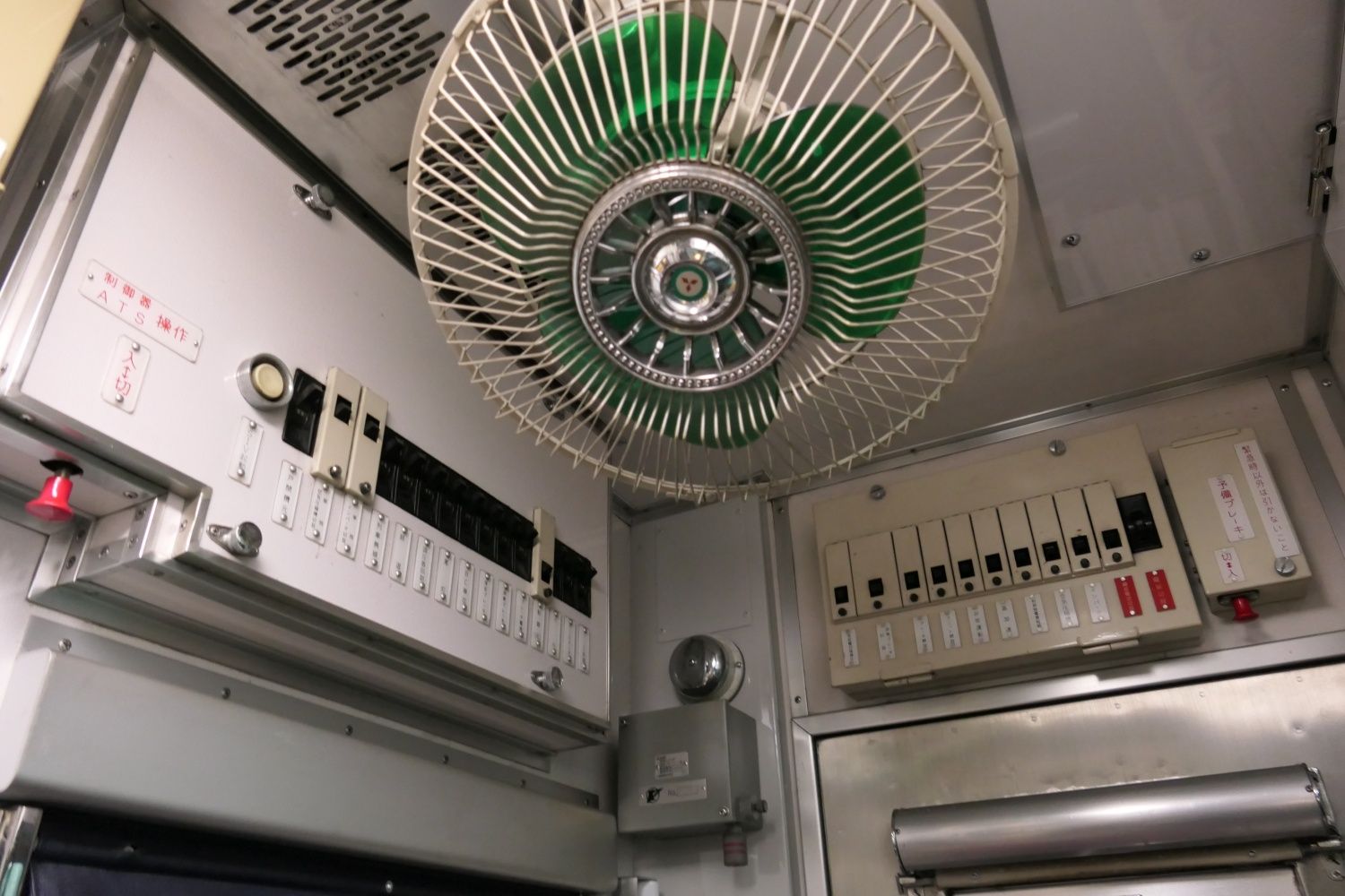 運転台の頭上には扇風機（記者撮影）