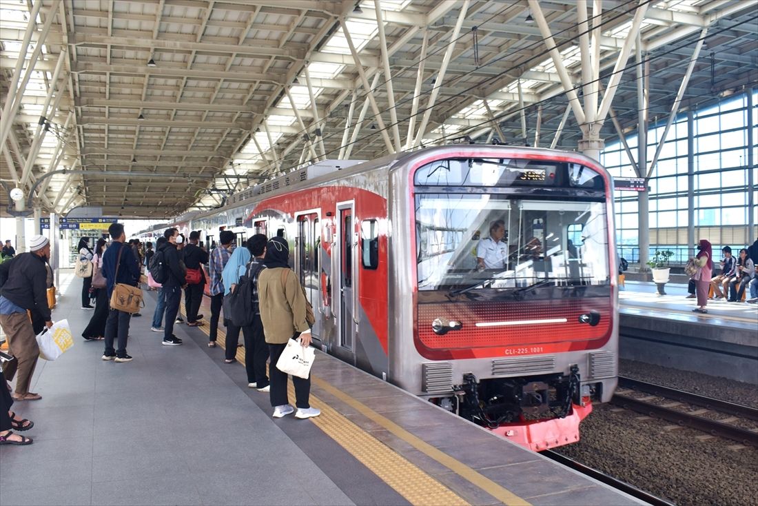 「CLI-225型」上りの1番列車がマンガライ駅に入線（筆者撮影）