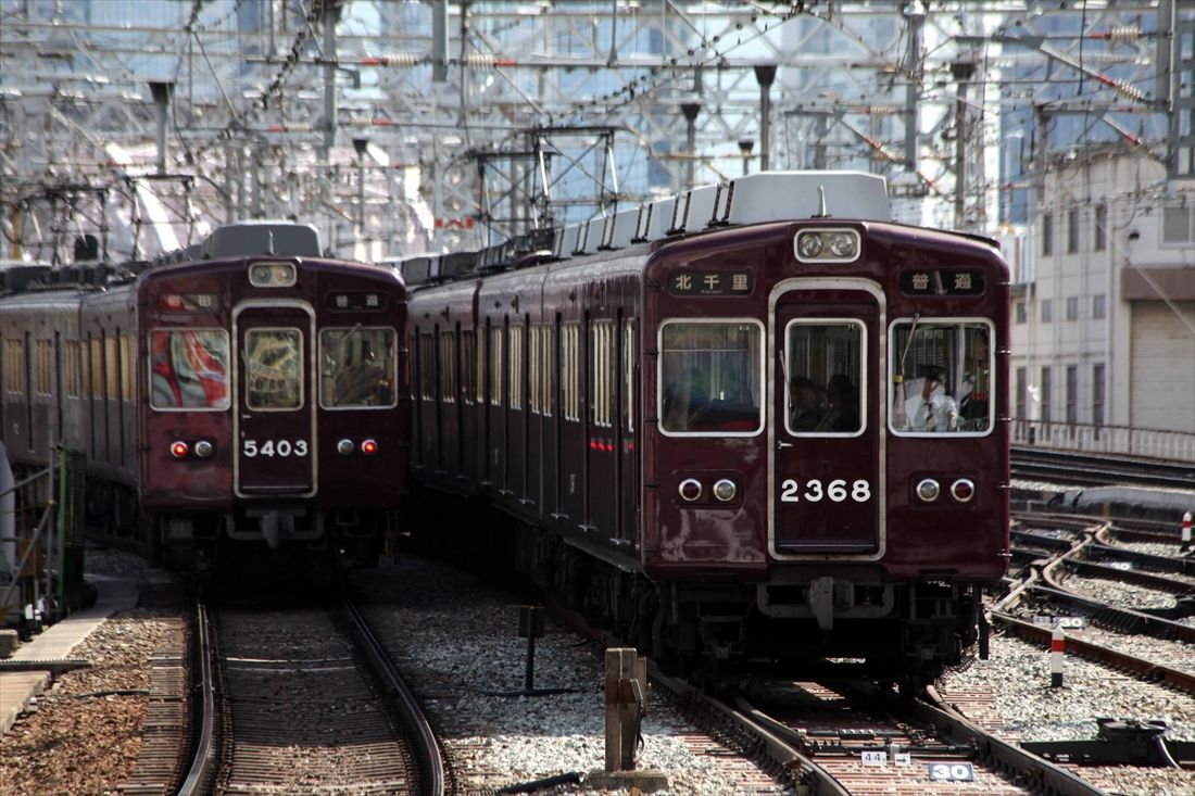 現在に至る阪急電車のスタンダードを築いた2000系の京都線用車両2300系（右）と5300系（撮影：南正時）