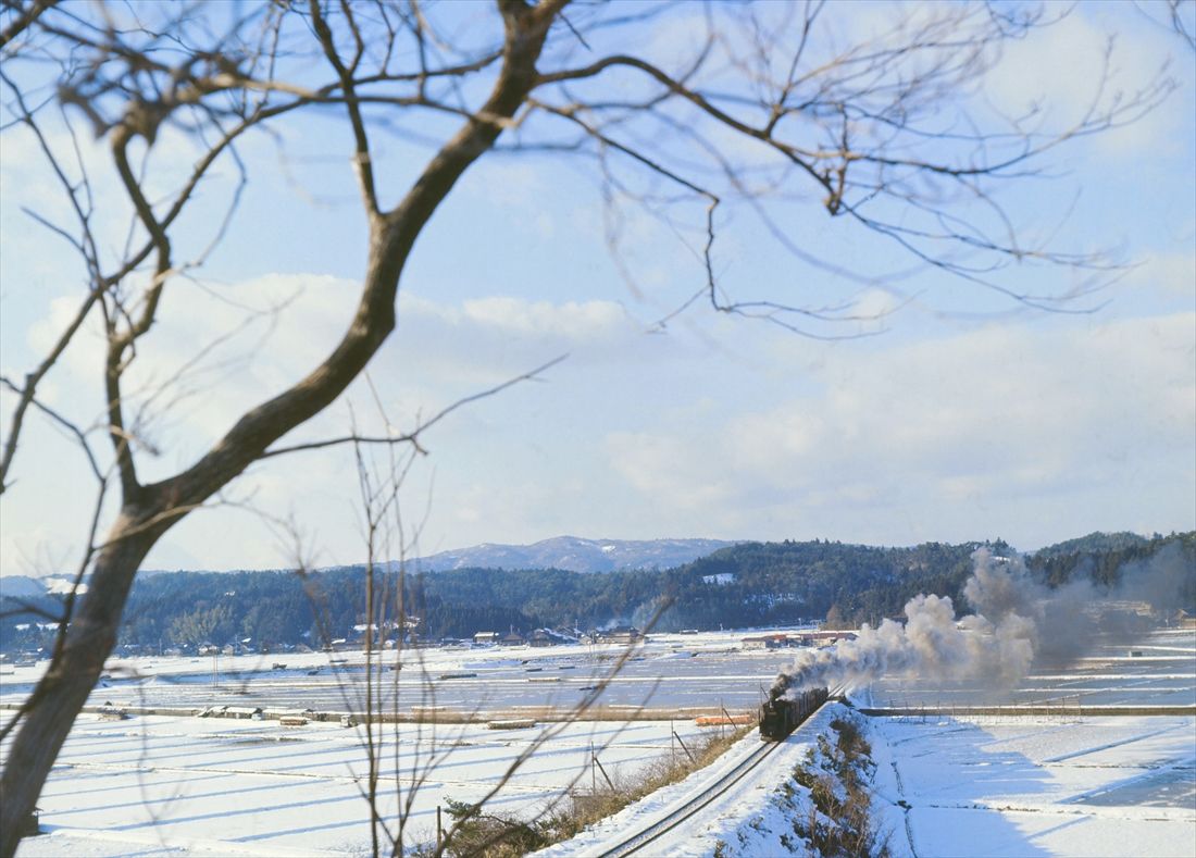 雪景色の七尾線能登中島付近を走るC56形牽引の列車＝1973年12月（撮影：南正時）