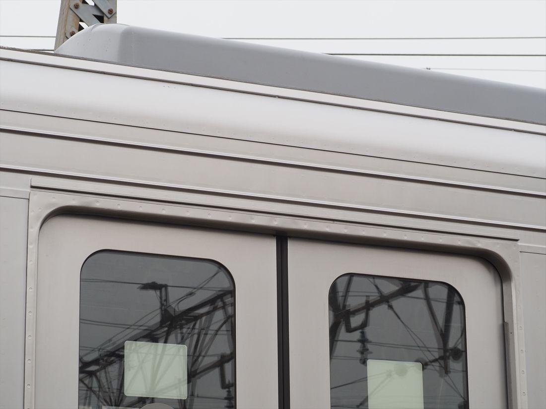 ドアの上に見える細い線状の部品は「雨よけ」。雨の日にドアに水が滴り落ちないようにするための装備（記者撮影）