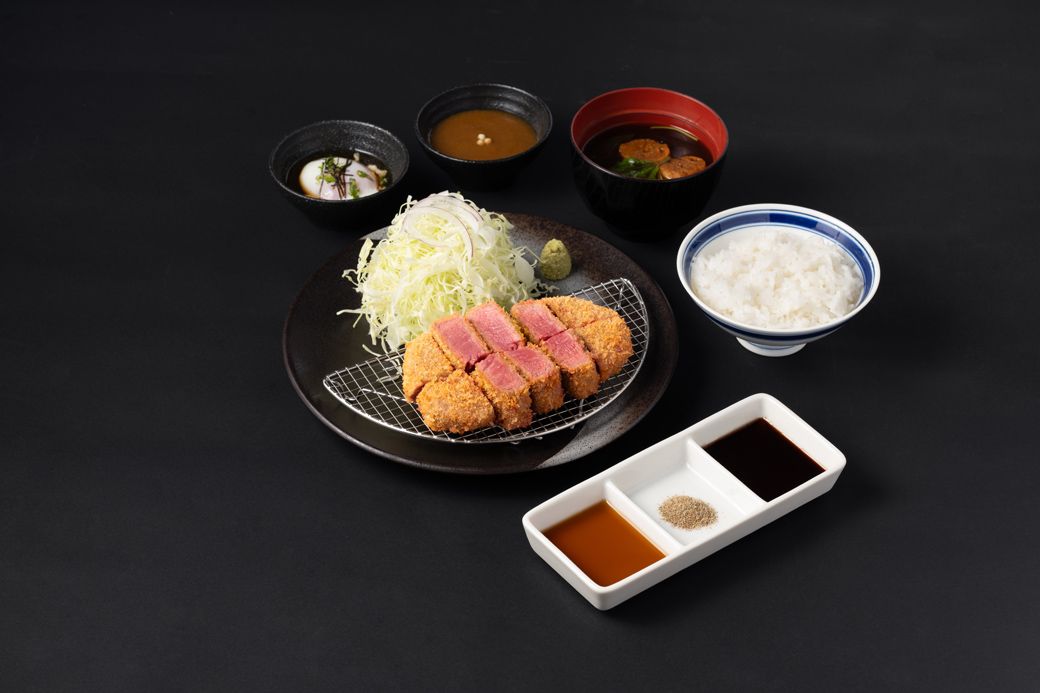 牛ヒレカツ膳。牛ヒレカツはしっとりやわらかく、上品な味わいが特徴だ（写真提供：ゴリップ）