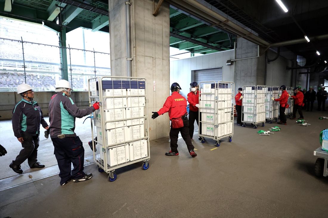 台車から荷物を下ろしてトラックへ積む作業＝2026年3月23日（撮影：尾形文繁）