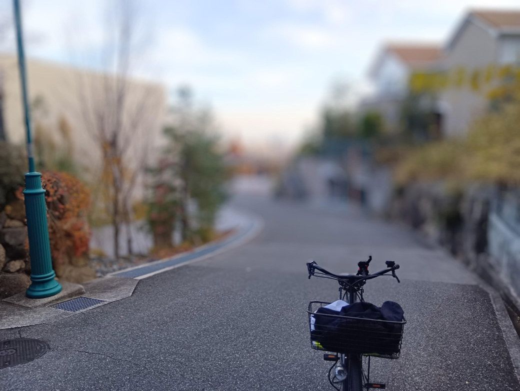 麓荘町はアシストのないママチャリで訪れる場所ではないと思う（筆者撮影）