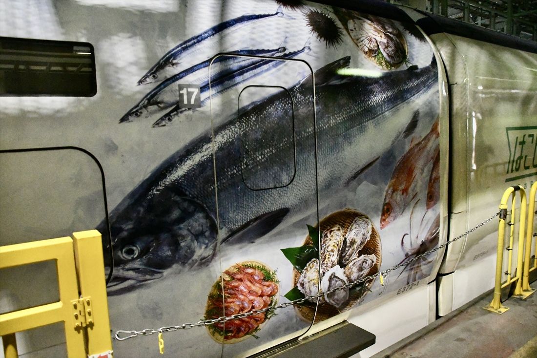 東北の海産物を大きくラッピングしたドア部分（記者撮影）