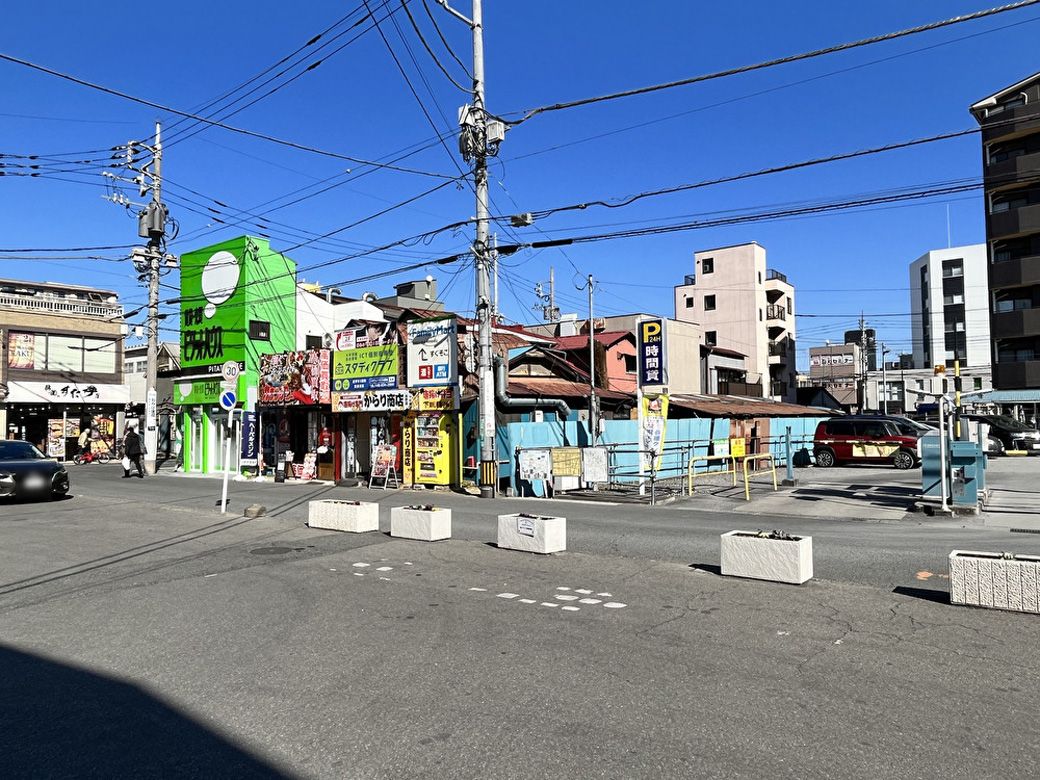 与野駅東口。西口とは少し違い懐かしい雰囲気（筆者撮影）