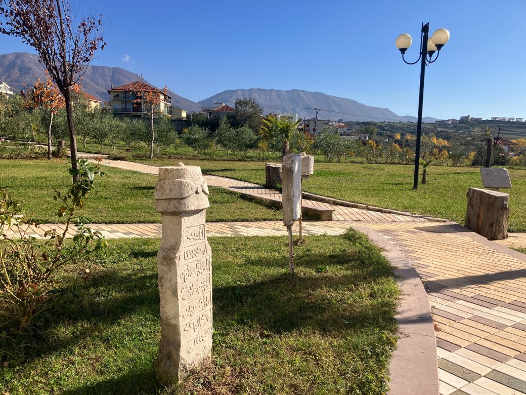 向こうに見えるのはダジティ山国立公園。広い庭園には、トルコのバラやイスラム教のシンボルの一つであるオリーブなどが植えられている。（写真：筆者撮影）