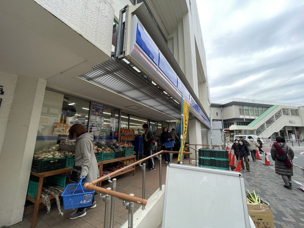 蕨駅の東口の前にあるローソン蕨駅東口店。野菜の充実度は普通のスーパー並み（筆者撮影）