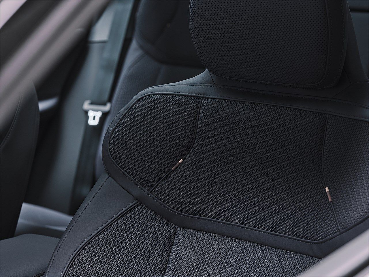 EX60と同時に発表されたボルボ「EX60クロスカントリー」（写真：ボルボ・カー・ジャパン）