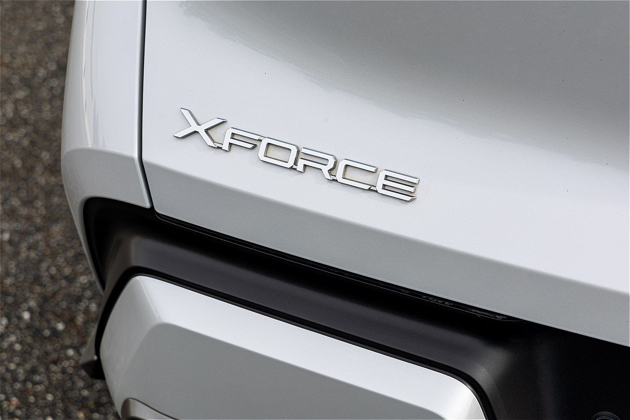 三菱の新型SUV「エクスフォースHEV」（筆者撮影）