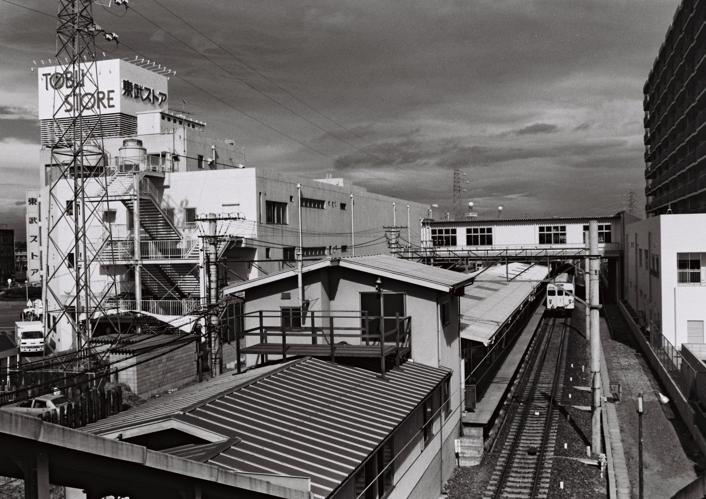 みずほ台駅の東武ストアと橋上駅舎＝1981年（写真：東武博物館）