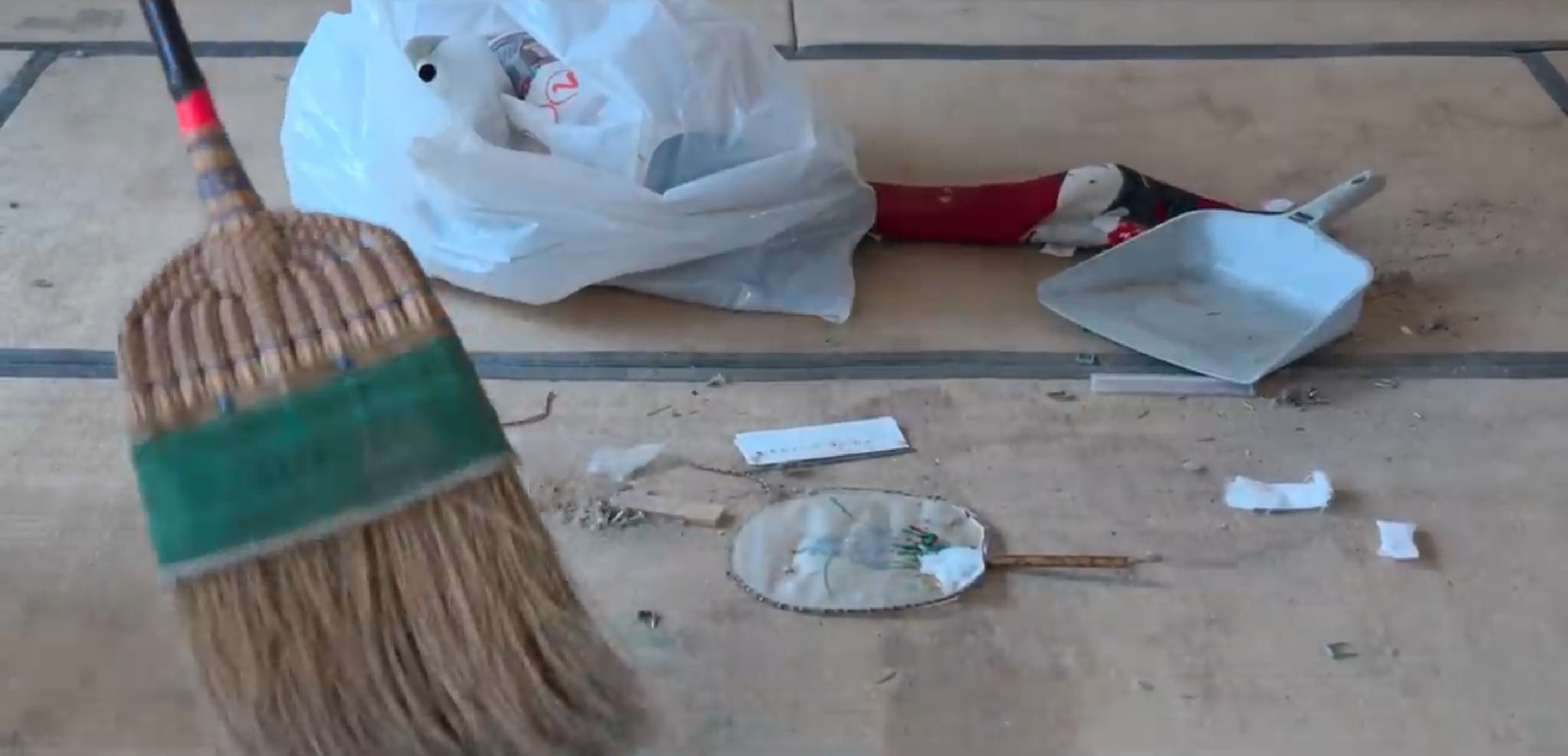 モノをすべて搬出し、掃き掃除を残すのみとなった（写真：「イーブイ片付けチャンネル」より）