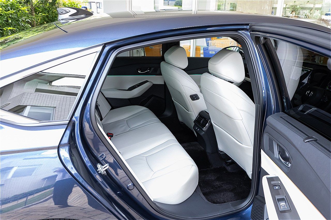 ホンダ量販モデル初のハンズオフ機能を搭載した「アコード e:HEV Honda SENSING 360＋」（写真：三木 宏章）