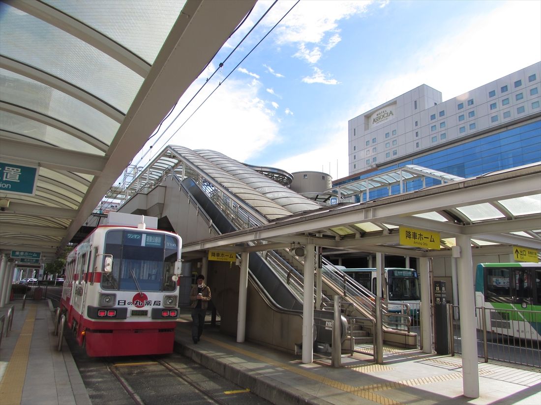 豊橋鉄道の市内線は1998年10月に駅前停留所を150m移設して豊橋駅前まで乗り入れを果たした。現在、東海地方唯一の路面電車だ（撮影：南正時）